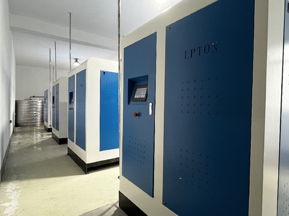 4臺1噸冷凝燃氣模塊蒸汽源機并聯(lián)使用用于飼料加工